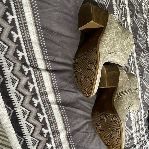 Dirty Laundry Cowgirl Boots, zipper, short, block heels. - Picture 2 of 13